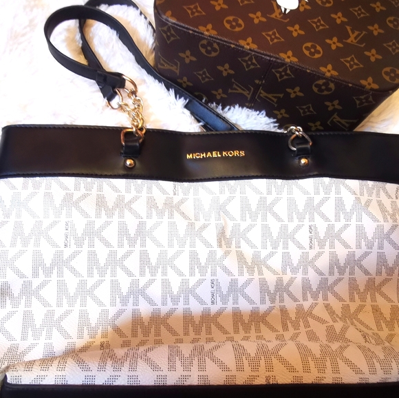 Michael Kors Handbags - 🎄☃️FINAL SALE! MK bag🎄☃️